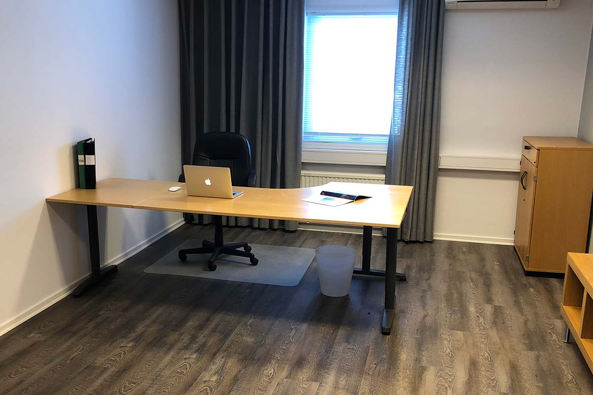 Privat kontorsrum med höj/sänkbart skrivbord på Argongatan 3
